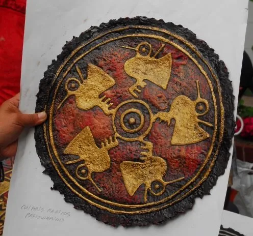 Detalle artesanal en tonos tierra y dorado