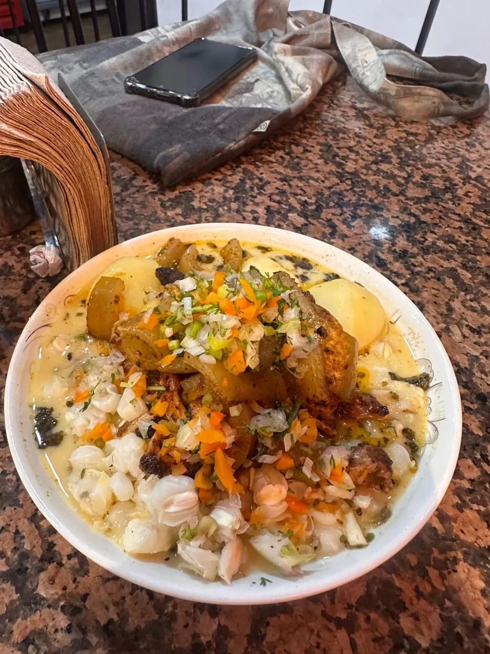 Plato de tripa con mote, papas y salsa