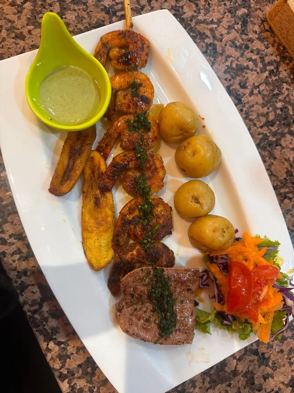 Pincho de camarones y acompañamientos